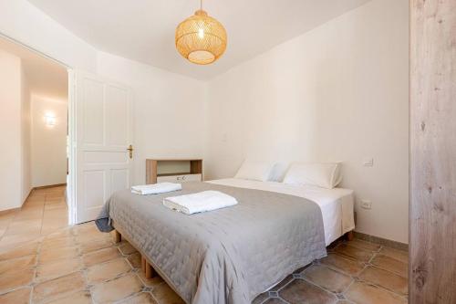 Cama o camas de una habitación en Gordes Villa avec piscine chauffée et privée , jacuzzi et pétanque calme