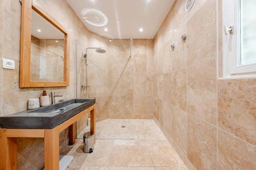 Un baño de Gordes Villa avec piscine chauffée et privée , jacuzzi et pétanque calme