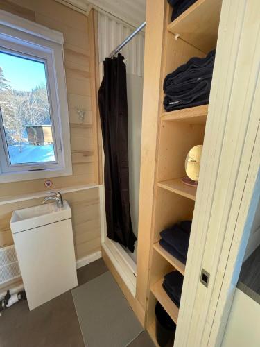 a small bathroom with a toilet and a window at Hébergement Parc du Mont Saint-Mathieu in Saint Mathieu de Rioux