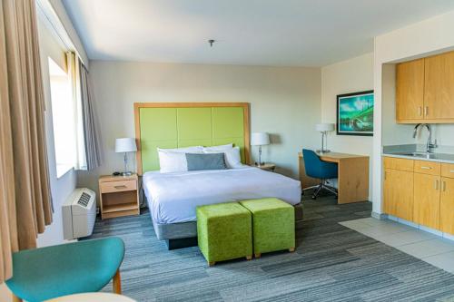 une chambre d'hôtel avec un lit et un bureau dans l'établissement The Inn at Longwood Medical, à Boston