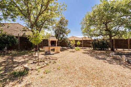 Jardín al aire libre en Gordes Villa avec piscine chauffée et privée , jacuzzi et pétanque calme