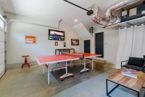 Et tv og/eller underholdning på Rooftop Deck Grill Ping Pong Near Downtown Nashville