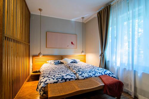 Un dormitorio con una cama y una ventana grande en Flexible SelfCheckIns 94 - Zagreb - Studio Apartment - WIFI, en Zagreb