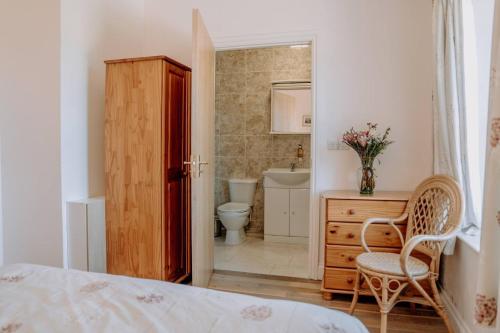 Koupelna v ubytování Rustic Rural Retreat with BBQ and Soft Play Room