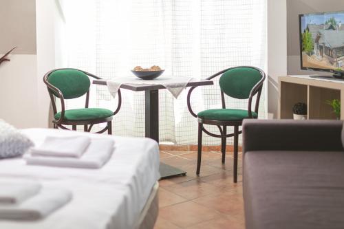 a living room with a table and four chairs at Charlie Vendégház in Sé