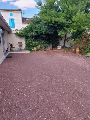 a gravel driveway in front of a house at chambre d'hotes studio des tourterelles in Champniers
