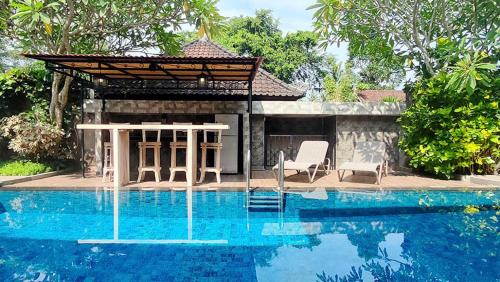 Kolam renang di atau dekat dengan Villa Nirvana