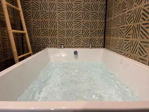 Фотография из галереи Suite Romantique - Love Room Valence Amour et Bulles - Jacuzzi - Lit king size avec miroir XXL - Sofa Tantra - Drôme Ardèche в городе Бур-ле-Валанс