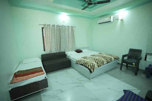 Postel nebo postele na pokoji v ubytování Greenstone Resort Hampi