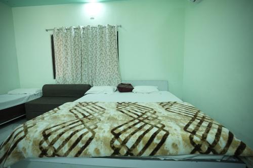 Postel nebo postele na pokoji v ubytování Greenstone Resort Hampi