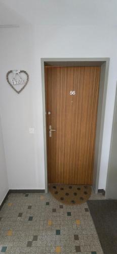 a hallway with a wooden door in a room at Apollo 56 - neu renovierte Wohnung in Leukerbad