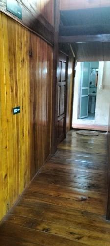 an empty room with wooden walls and a wooden floor at Nam Pé Tày Homestay - View hồ Ba Bể in Bak Kan