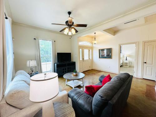 ein Wohnzimmer mit einer Couch und einem Deckenventilator in der Unterkunft Villa 7 in Hammond