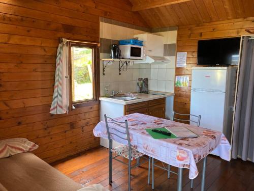 Les Bungalows les Vanilliers, Sud Sauvage avec piscineにあるキッチンまたは簡易キッチン