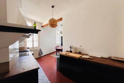 - une cuisine avec un comptoir en bois dans l'établissement La Loge Cœur de Ville WIFI, à Perpignan