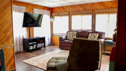 Televisyen dan/atau pusat hiburan di Slice of Heaven on the Otonabee WITH HOT TUB