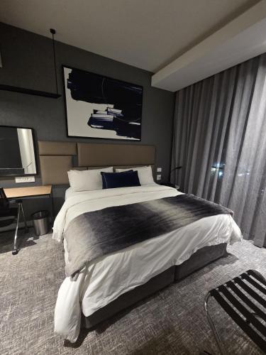 ein Schlafzimmer mit großem Bett und Flachbildfernseher in der Unterkunft ADM Luxury Apartment in Sandton in Johannesburg