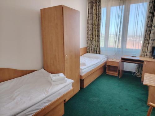 Un ou plusieurs lits dans un hébergement de l'établissement Hotel Legie