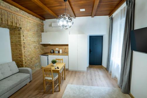 ein Wohnzimmer mit Couch und Tisch in der Unterkunft Riverside Vilnius in Vilnius