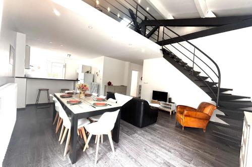 une salle à manger et une cuisine avec une table et des chaises dans l'établissement La Terrasse - Belle Terrasse - Wifi, à Perpignan