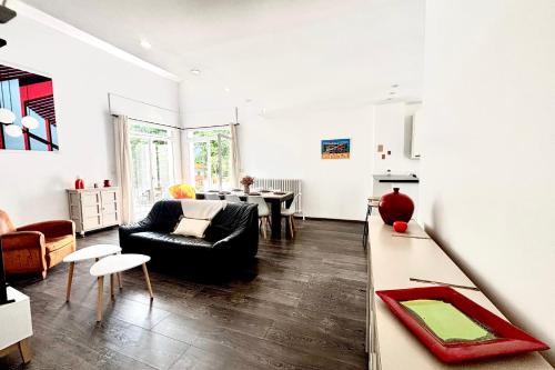 un salon avec un canapé et une table dans l'établissement La Terrasse - Belle Terrasse - Wifi, à Perpignan