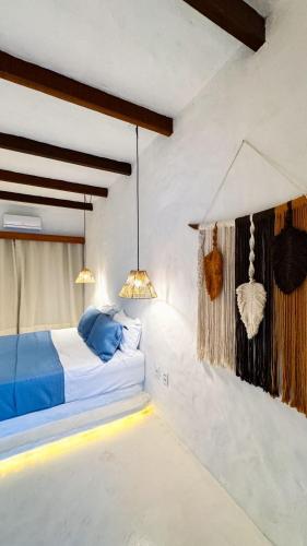 ein Schlafzimmer mit einem Bett und einem Gemälde an der Wand in der Unterkunft Sollaris in Amontada