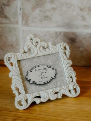 a picture frame sitting on top of a wooden floor at Casa RusTic in Turda