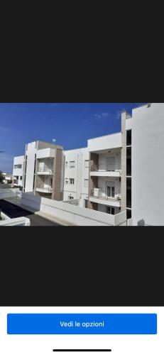 un'immagine di un grande edificio bianco di Residence Dominic a Peschici