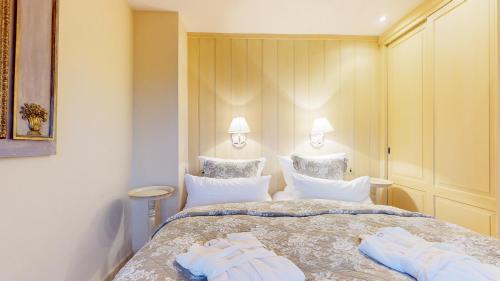 a bedroom with a large bed with white pillows at Oener Reet in Kampen