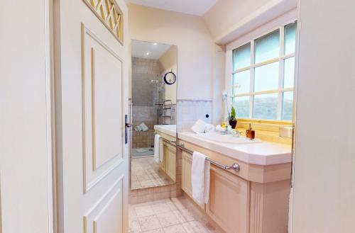 a bathroom with a sink and a shower at Oener Reet in Kampen