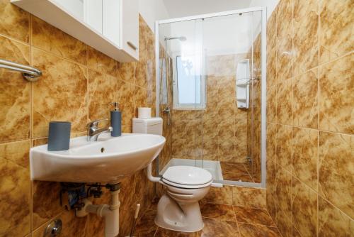 Ένα μπάνιο στο Apartments Roby