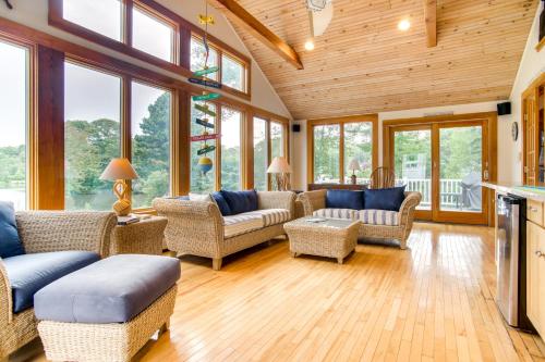 Un lugar para sentarse en Water-View Duplex with Sunroom and Decks in Mashpee!
