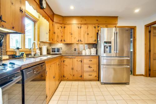 Una cocina o cocineta en Water-View Duplex with Sunroom and Decks in Mashpee!