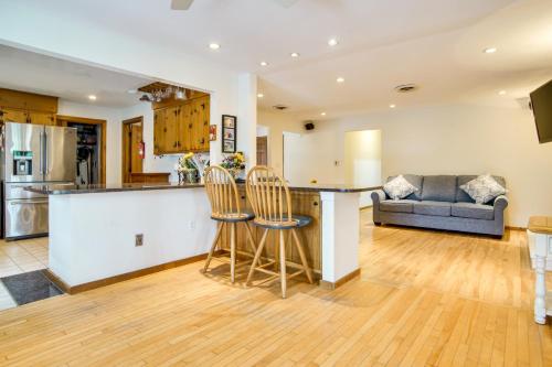Una cocina o cocineta en Water-View Duplex with Sunroom and Decks in Mashpee!