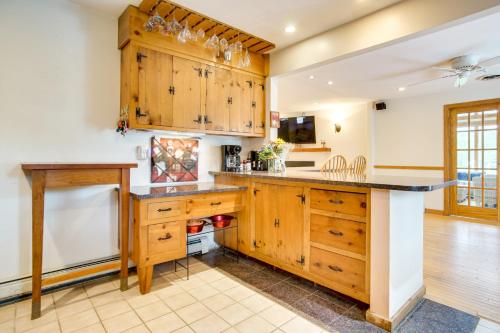 Una cocina o cocineta en Water-View Duplex with Sunroom and Decks in Mashpee!