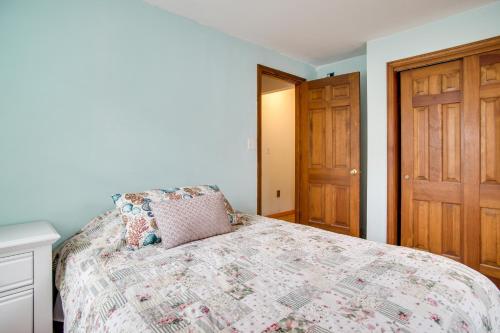 Una cama o camas en una habitación de Water-View Duplex with Sunroom and Decks in Mashpee!