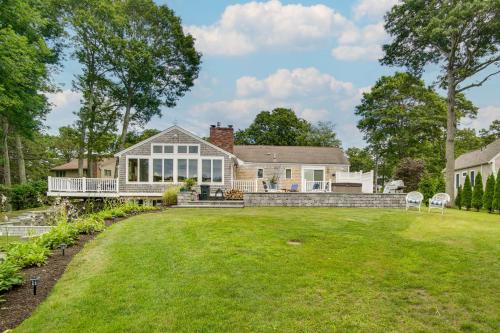Un jardín fuera de Water-View Duplex with Sunroom and Decks in Mashpee!