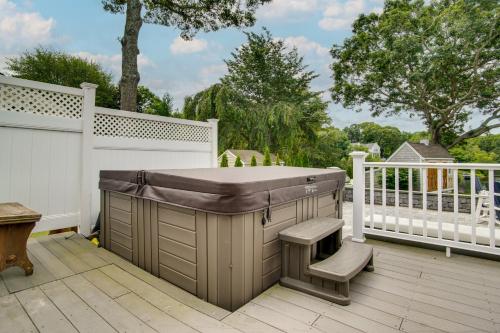Un balcón o terraza en Water-View Duplex with Sunroom and Decks in Mashpee!