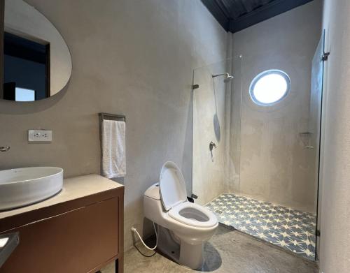 a bathroom with a toilet and a sink and a shower at Capybara Hostel Boutique - Villavicencio in Villavicencio