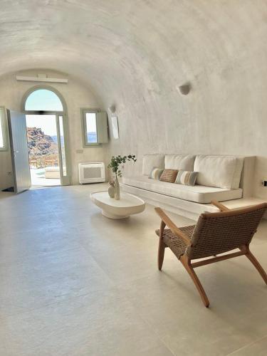 Χώρος καθιστικού στο Thea Cave Villa