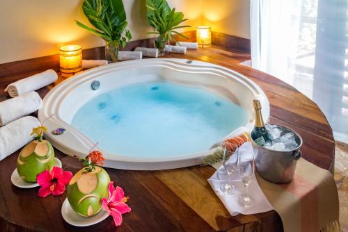 a jacuzzi tub in a hotel room at Serhs Villas Da Pipa Hotel in Pipa