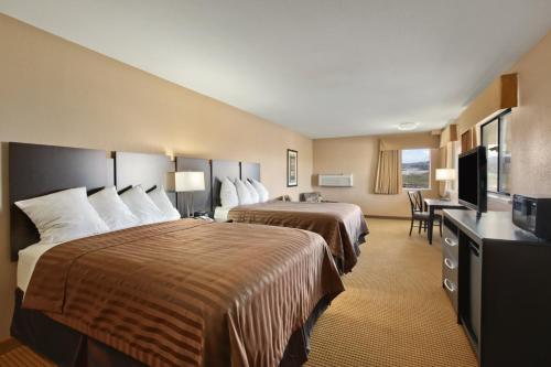 Tempat tidur dalam kamar di Travelodge by Wyndham Globe AZ