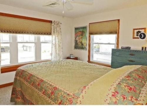 Una cama o camas en una habitación de Oceanside, Ship Bottom, Large Yard, Beach Badges, Deck, Wifi, Only 4Th From The Beach! Only 4Th From The Beach! Ocean Single Family In Ship Bottom,