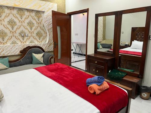 Postel nebo postele na pokoji v ubytování Cozy Private Rooms in Guest House in Citi Housing Jhelum, Satellite Town Jhelum