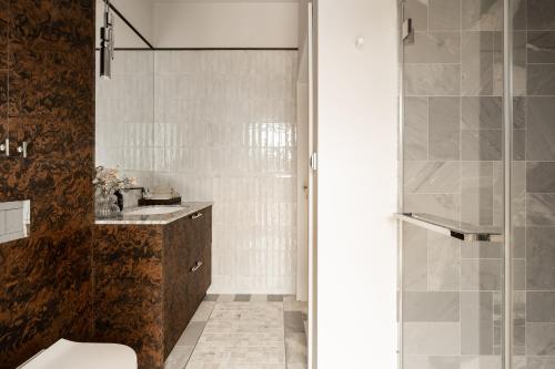 Un baño de JURATA LIDO EXECUTIVE SUITE by JWPM