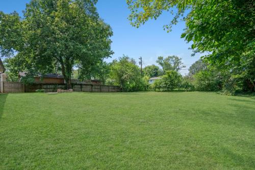 Ein Garten an der Unterkunft Carbon Ridge 300mbps Wifi - Dog Friendly