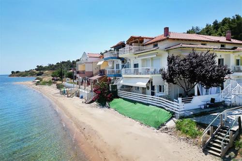 Gallery image of Poseidon Sea Front House in Nea Potidaea