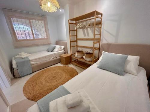 アルテアにあるLUXURY ALTEA Campomanesのベッド2台と二段ベッド1組が備わる客室です。