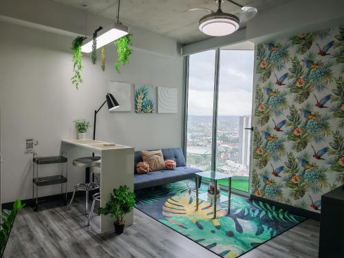 a living room with a desk and a table at 2811 SECRT Sabana Hermoso Estudio in San José