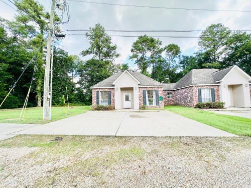 a home in the suburbs with a driveway at Chateau 10 in Hammond